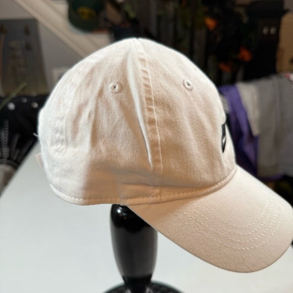 Nike Kids White and Black Hat - Picture 4 of 9
